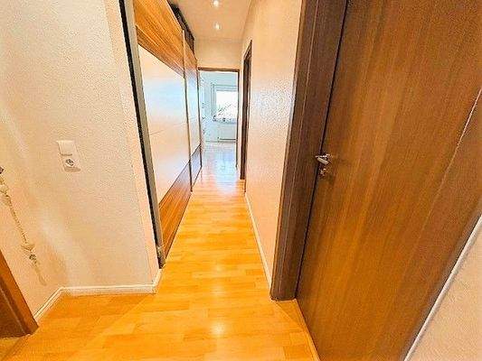 großer Kleiderschrank in Flur.jpg