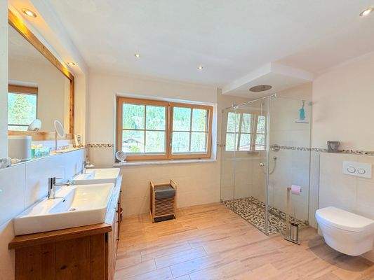 Dusch-und Wannenbad im Obergeschoss ..