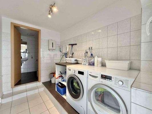 Waschraum mit WC und Dusche