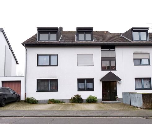 02_Hausansicht+Stellplatz