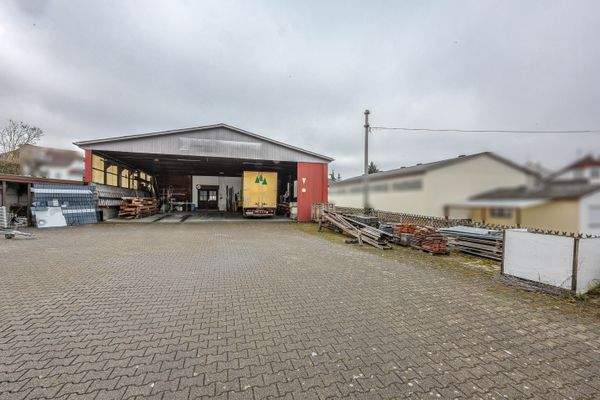 Zufahrt mit überdachter Lagerfläche.jpg