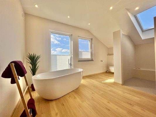 Großes Tageslichtbad mit freistehender Wanne OG