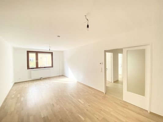 Wohnzimmer mit Flügeltüren 