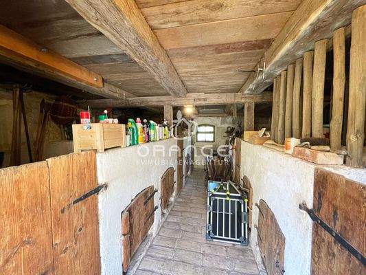 Die ehemaligen Stallungen dienen mittlerweile als Lagerraum und Werkstatt