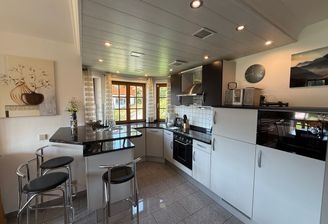 Schöne helle Einbauküche