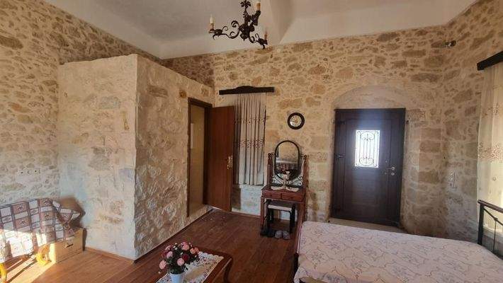 Kreta, Agios Myronas: Einfamilienhaus aus Stein zu verkaufen