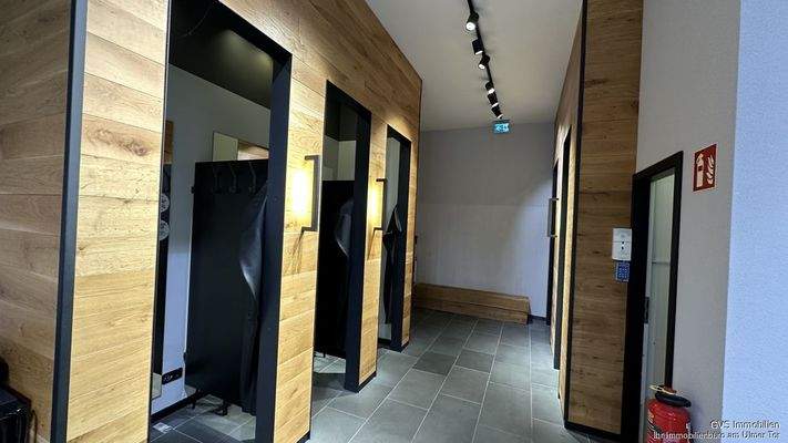 Laden 2 - Umkleidekabinen