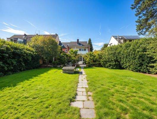 Grundstück zum Haus hin - (KI generiert)