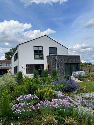 Gepflegter Garten, Rückansicht