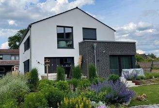 Gepflegter Garten, Rückansicht