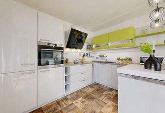 Wohnküche mit Einbauküche