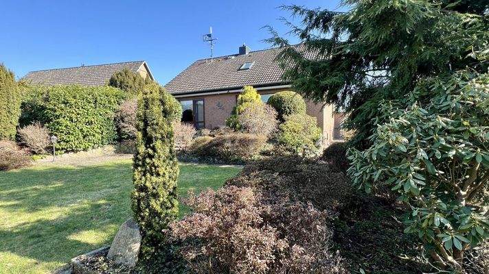 Blick vom Garten zum Haus 