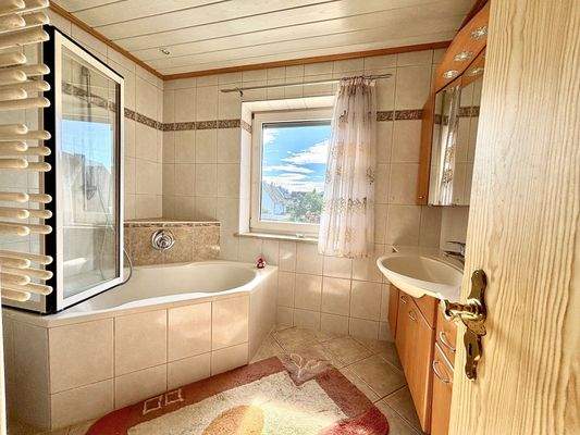 Badezimmer mit Wanne im 1. OG