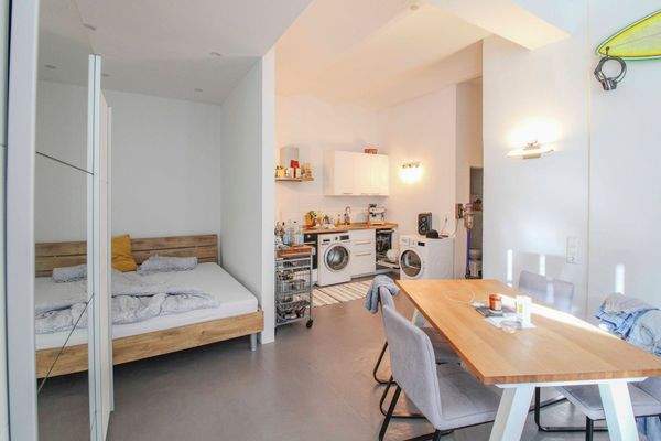 Küche und Schlafbereich linke Wohnung