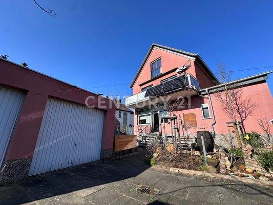 Hausansicht samt Garagen (eine als Abstellraum deklariert)