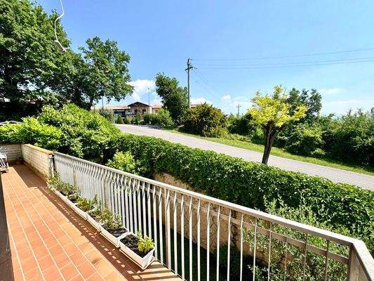 Balkon seitlich mit Fernblick.JPG