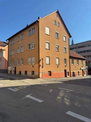 Eckhaus mit Nebengebäude und Garage