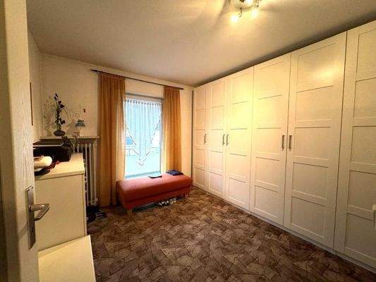 Kinderzimmer mit Zugang zum Balkon