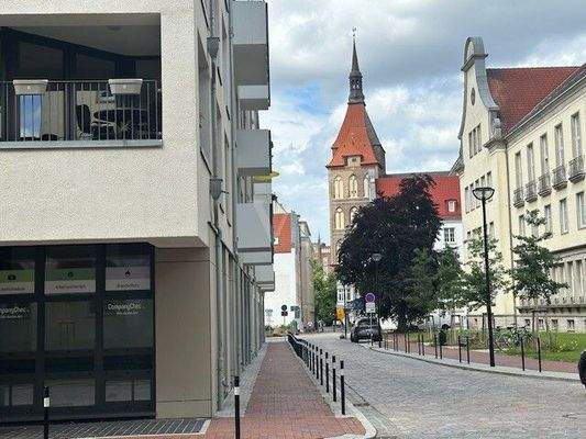 Balkon mit Blick auf die Kirche