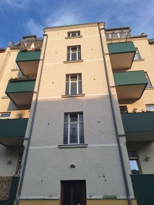 Hofseite mit Balkon
