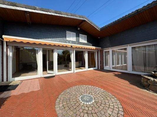 Großzügige bodentiefe Fensterfront