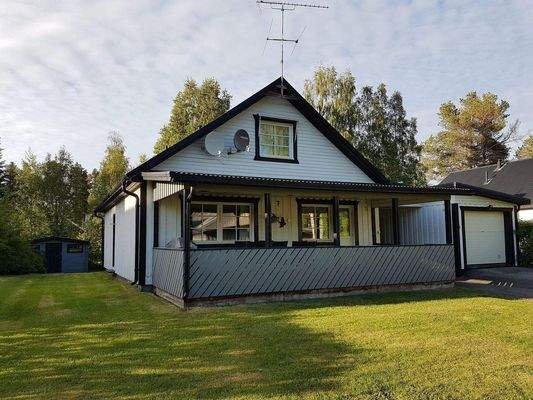 Gebäude mit Vordergarten.jpg