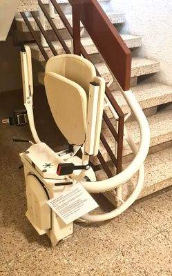 eingebauter Treppenlift.jpg