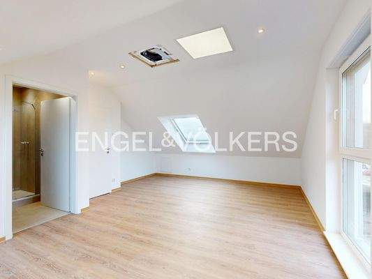 lichtdurchflutetes Zimmer im DG ...