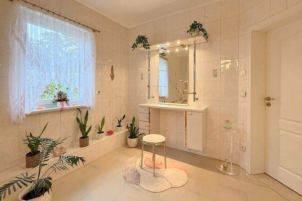 helles Badezimmer mit Schminktisch