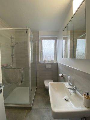 28/ Obergeschoss: Erst im Juli 2025 saniertes Duschbad.