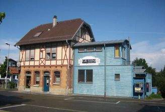 Straßenansicht (Alt- und Neubau)