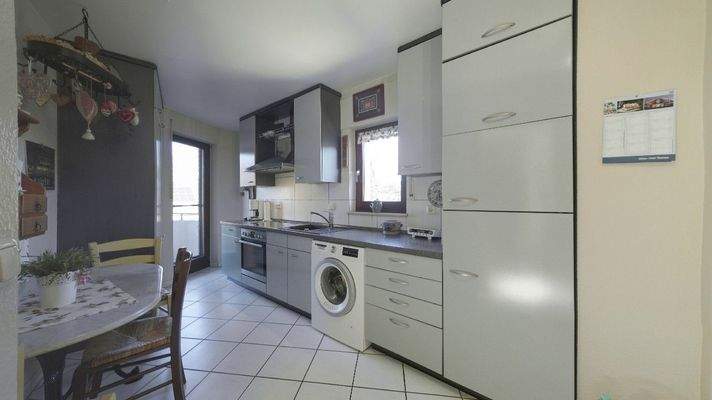 Küche mit Balkonzugang