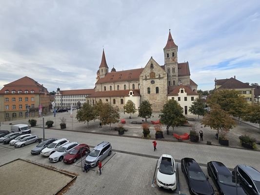 Sicht aus Fenster auf Marktplatz