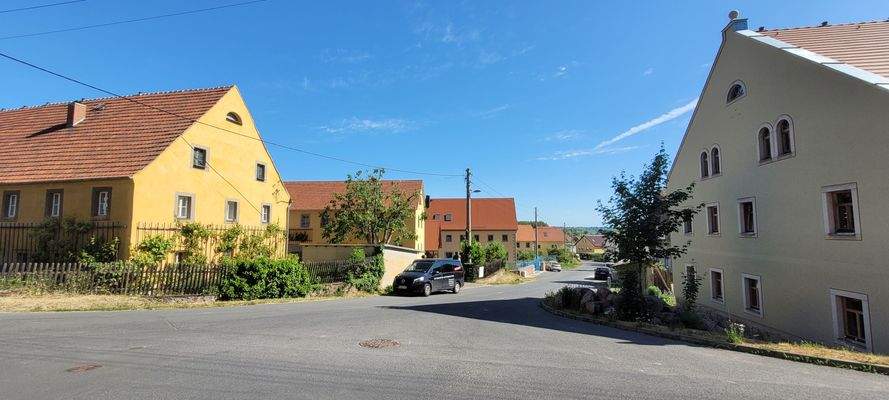 Die hübsch sanierten Dreiseithöfe.jpg