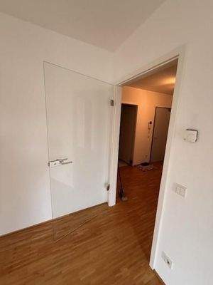 Glastür und Parkettboden