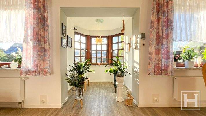 Der lichtdurchflutete Erker im Wohnzimmer