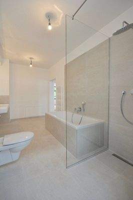 Bad mit WC, Wanne und Walk-In-Dusche