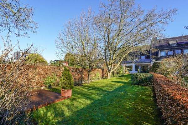 weitläufiger Garten