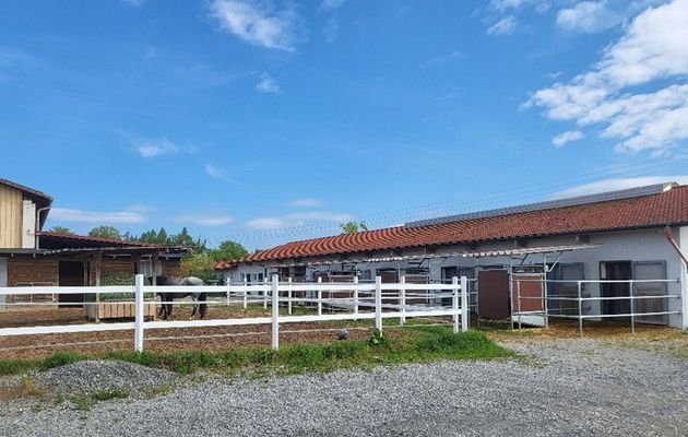 Offenstall II und Stallanlage.jpg
