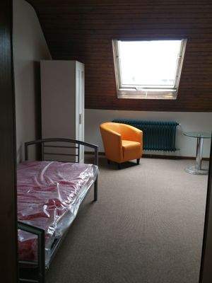 Zimmer möbliert-1.jpg