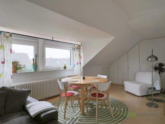 Esstisch und Lesesessel