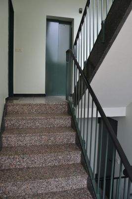 Treppe Eingang bis zum Fahrstuhl