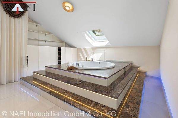 Hauptschlafzimmer mit Whirlpoolwanne DG 