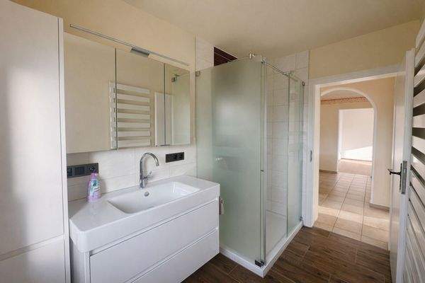 modernes Badezimmmer