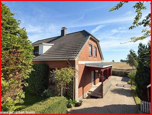 Auffahrt mit Eingangsbereich