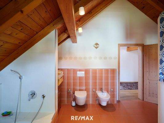 Badezimmer mit WC und Bidet