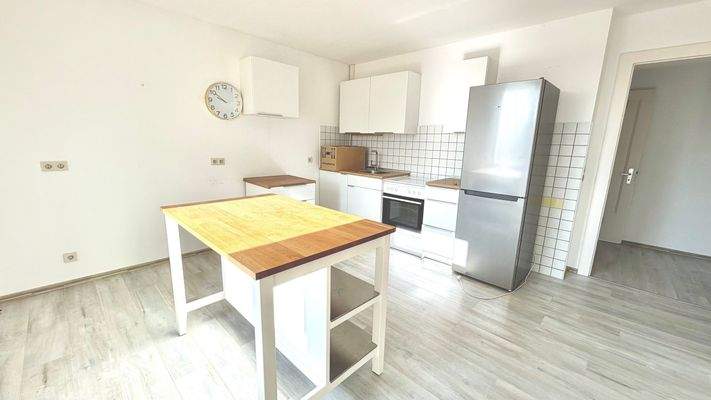 Helle Küche mit Insel