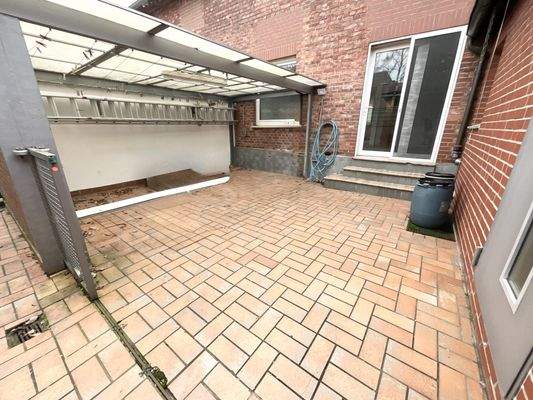 Hinterhof mit überdachter Terrasse/Abstellfläche für Fahrräder