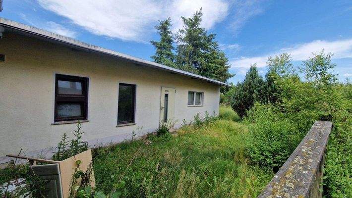 Ehemalige Gaststätte und Grundstück dahin