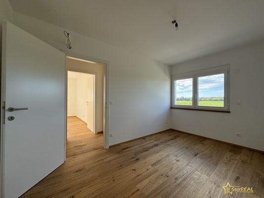 SCHLÜSSELFERTIGES NEBENHAUS: Zimmer OG